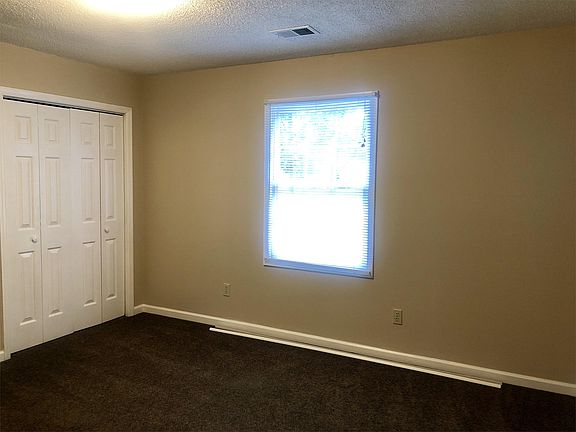 5th image of 111 Greenbriar Ln #1