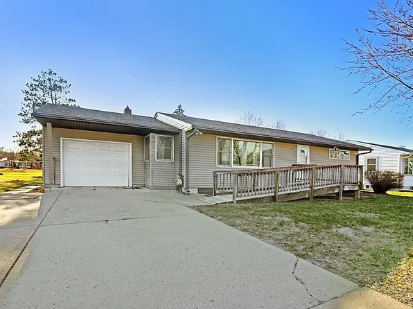 910 Ash St S, Sauk Centre, MN 56378
