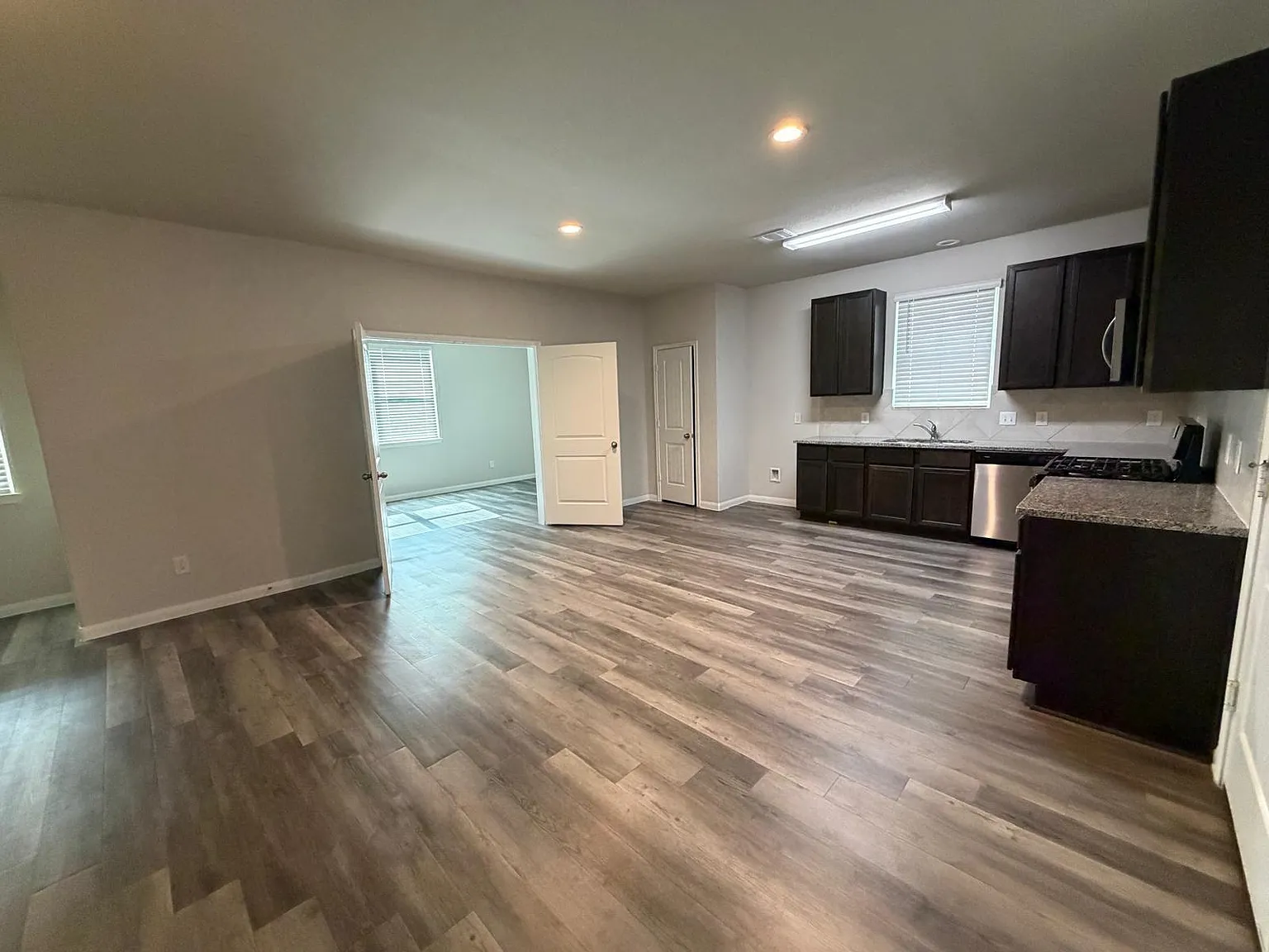 3 bed, 2.5 bath, 1975 sqft, $2,250 — Photo 4