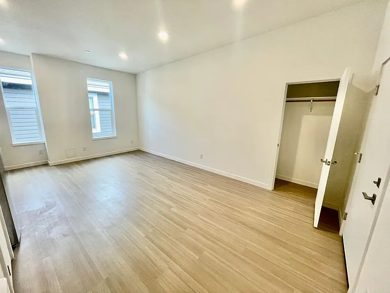Greenwich Ave Apartments — Photo 20