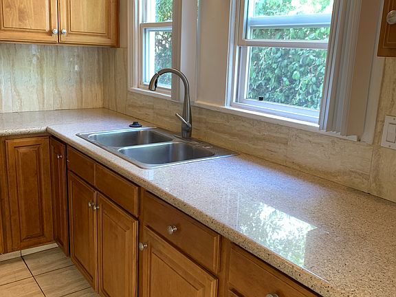 4th image of 204 E Maple St #204