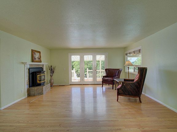 3rd image of 695 Meadow Lark Dr