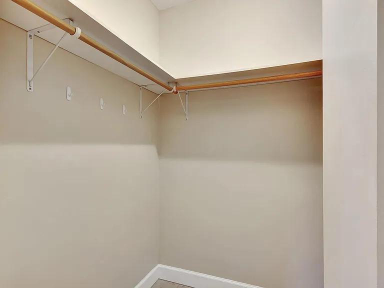 13814 Yarmouth Dr — Photo 9