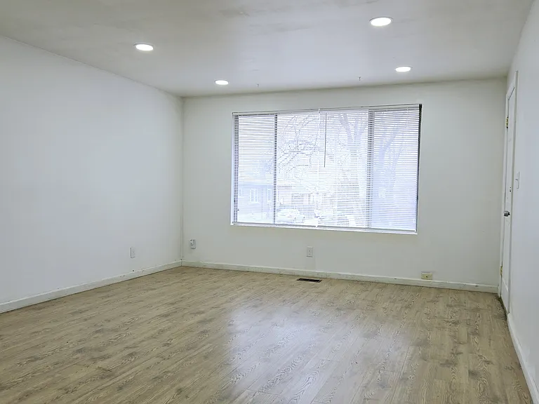1073 S 800 E — Photo 2