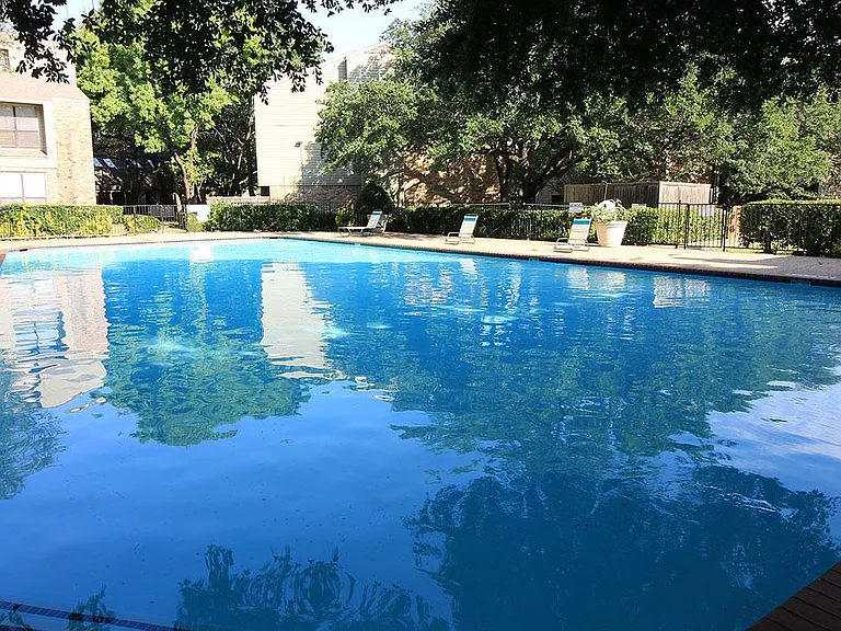 Community amenities : pools
