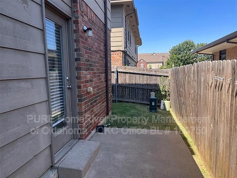 11139 SW 5th St — Photo 12