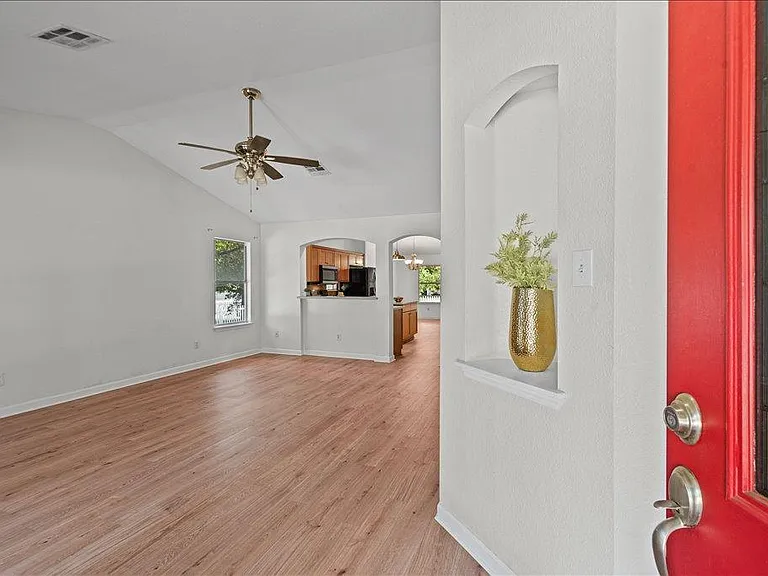 317 Bandstand Ln — Photo 5