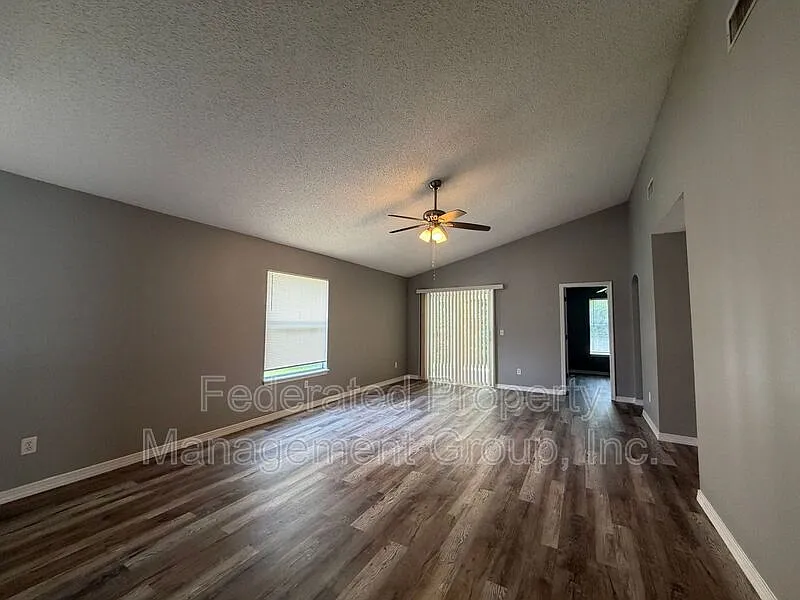4 bed, 2.0 bath, 1571 sqft, $1,725 — Photo 2