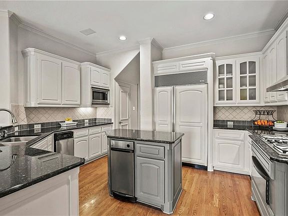 4th image of 2737 Huntly Ln