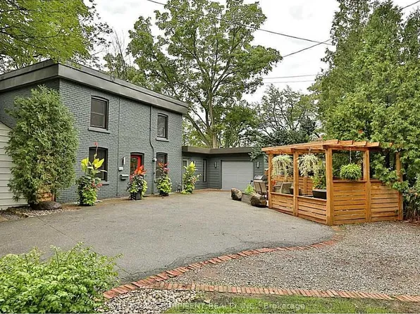 1276 Spring Gardens Rd, Burlington, ON L7T 1J8
