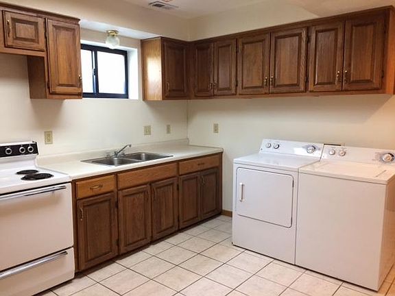 Large kitchen with lots of cabinet/countertop space (solid oak kitchen cabinets). Washer/dryer in unit.