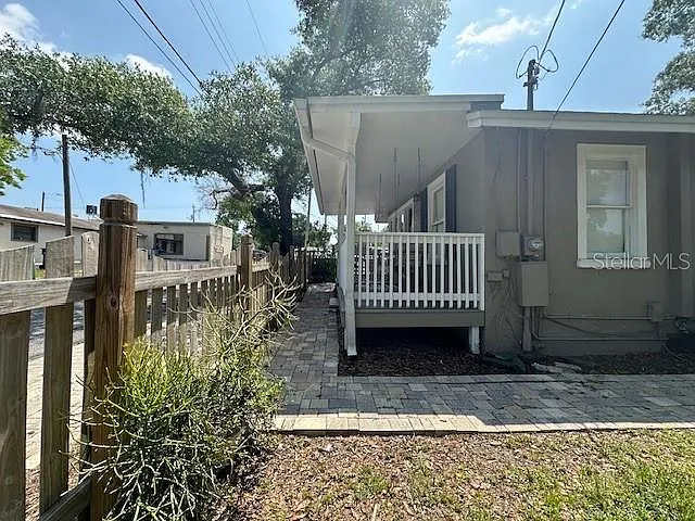 102 W Elm St — Photo 3