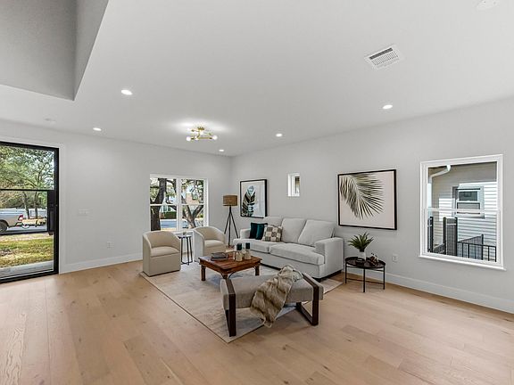 3rd image of 13 Autumn Oaks Dr