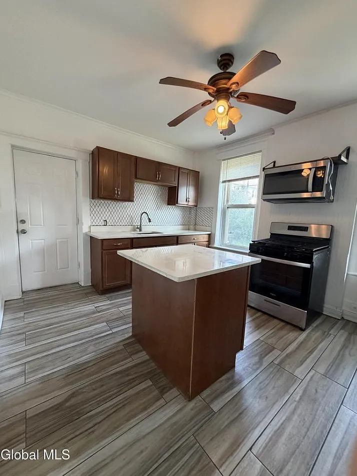 3 bed, 1053 sqft, $1,600 — Photo 3