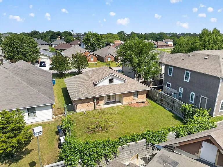 609 Trout St — Photo 38