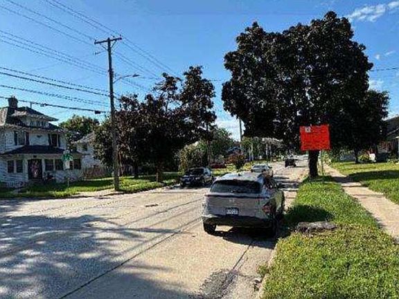 4th image of 221 11th Ave NE