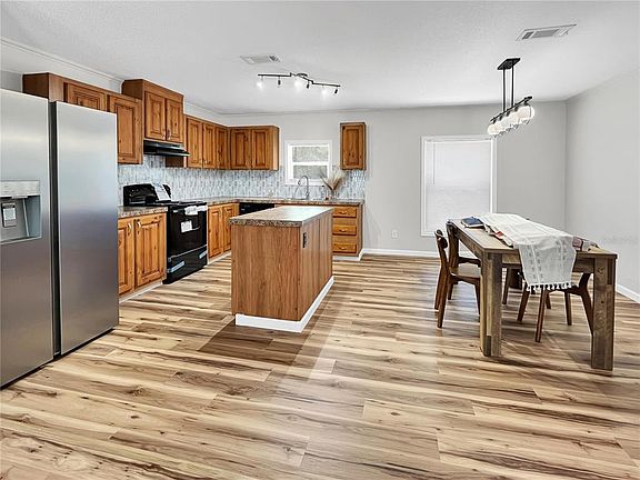 5th image of 276 NW Battle Hill Ln