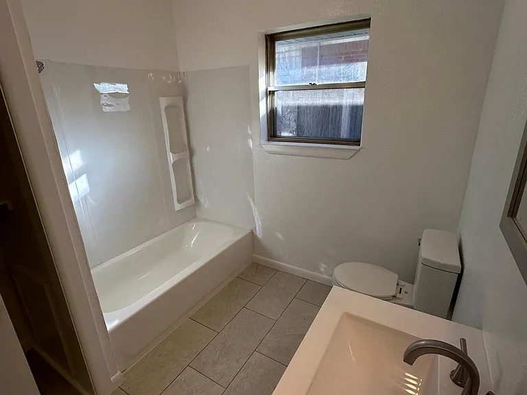 1421 SW 52nd St — Photo 7
