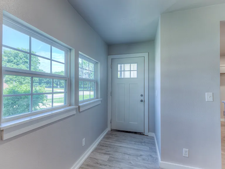 3923 N Lansing Ave — Photo 7