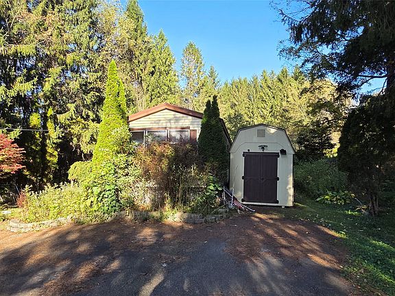 5th image of 1042 Castle Creek Rd