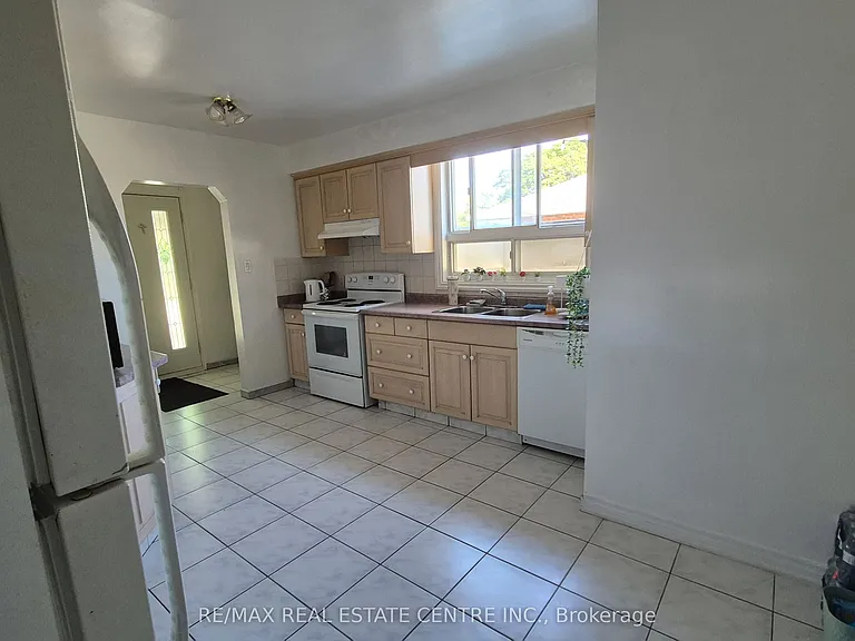 71 Gunton Dr #UPPER — Photo 9