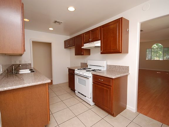4th image of 530 N Poinsettia Pl #532