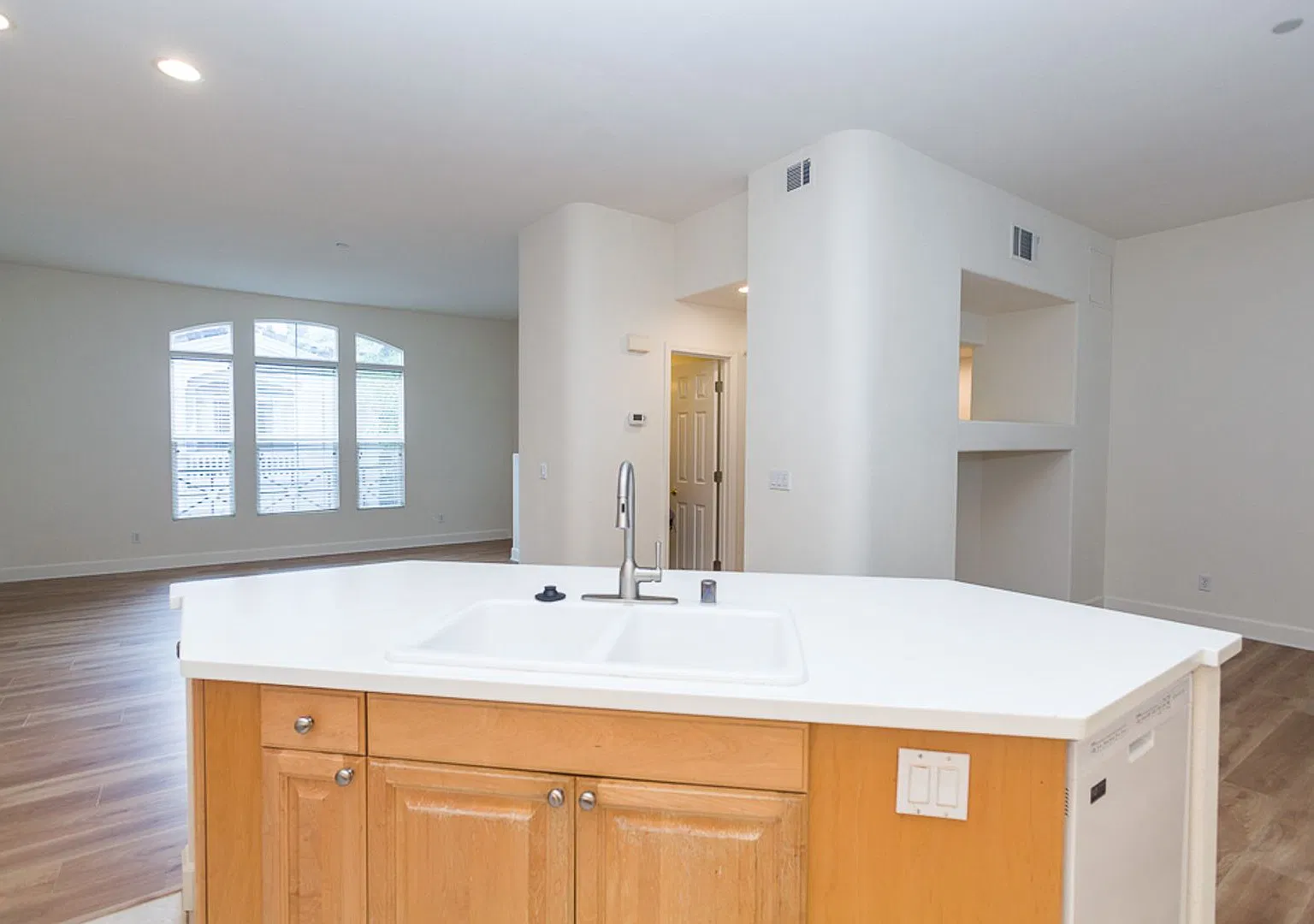 Bautifully Bright 4 Bedroom Townhouse at Parc Metro — Photo 1