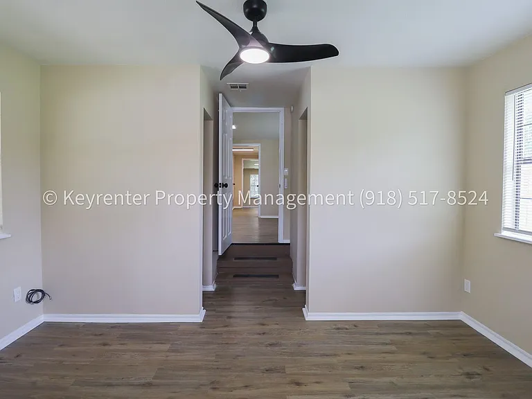 504 W Chestnut St — Photo 11
