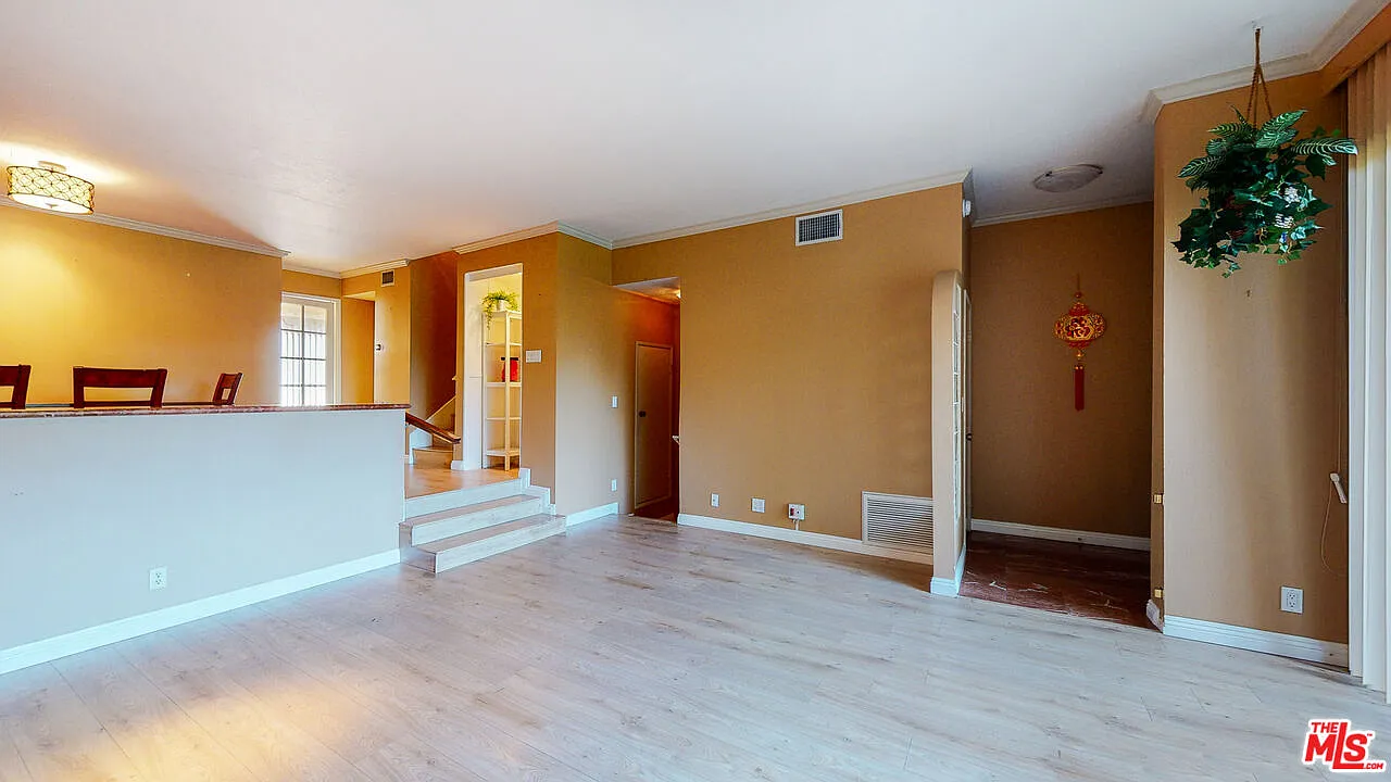 3 bed, 3.0 bath, 1919 sqft, $4,300 — Photo 3