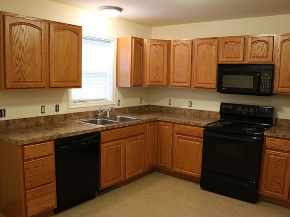 EAT IN KITCHEN W/ DISHWASHER , ABOVE RANGE MICROWAVE , FRIDGE W/ ICE MAKER