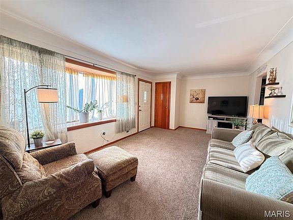 4th image of 142 Reno Ave