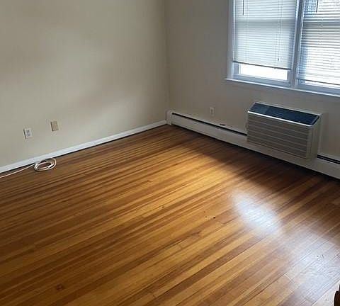3rd image of 44 Longview Ave APT 3