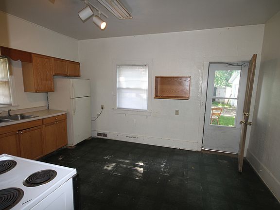 3rd image of 909 N J St
