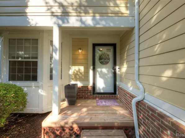 31232 Columbia Dr, Novi, MI 48377