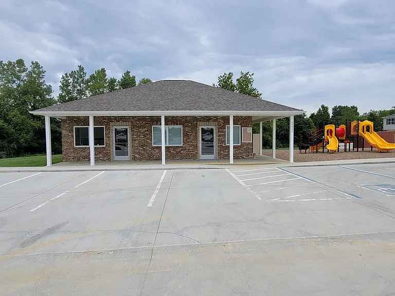 Creekside Apartments — Photo 16