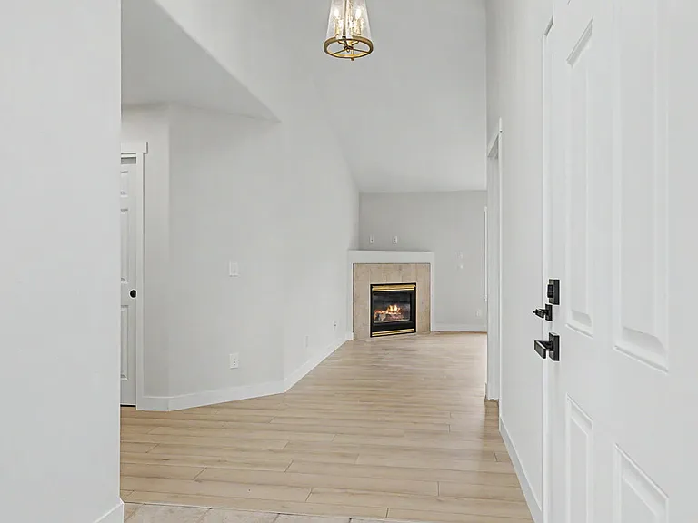 1211 Lotus Ln — Photo 4
