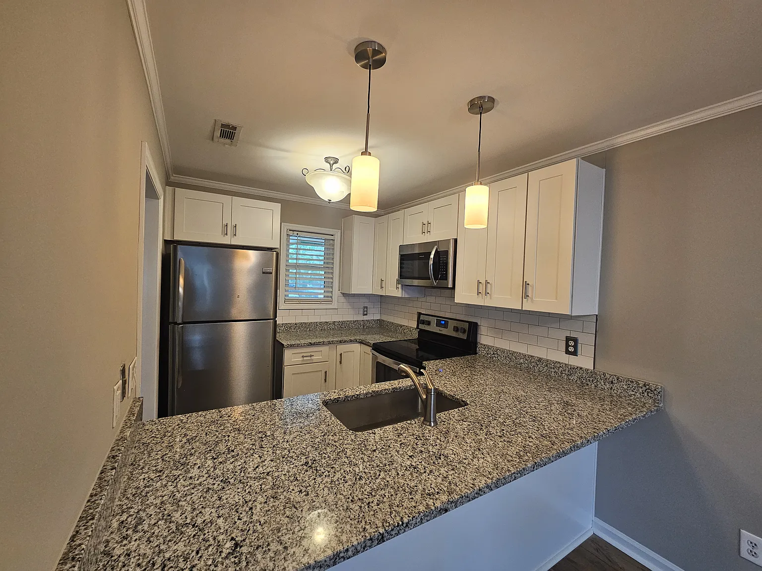 3 bed, 1418 sqft, $2,050 — Photo 4