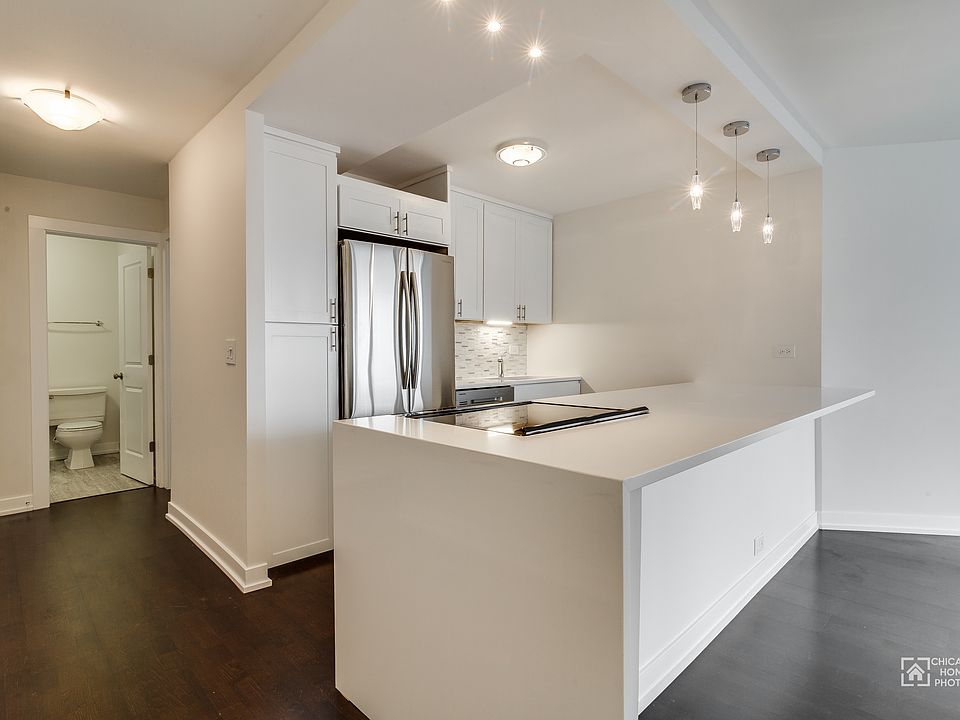 High-end Kitchen w Breakfast Bar