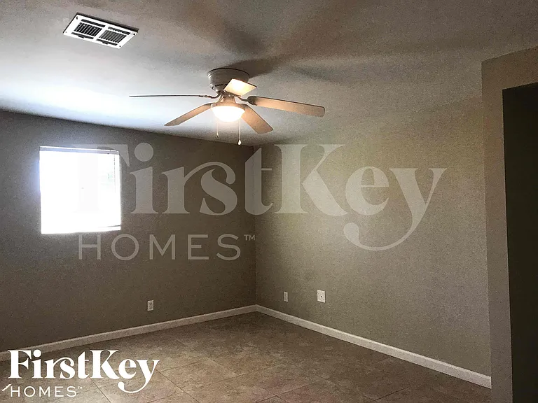 8802 N 35th Dr — Photo 3