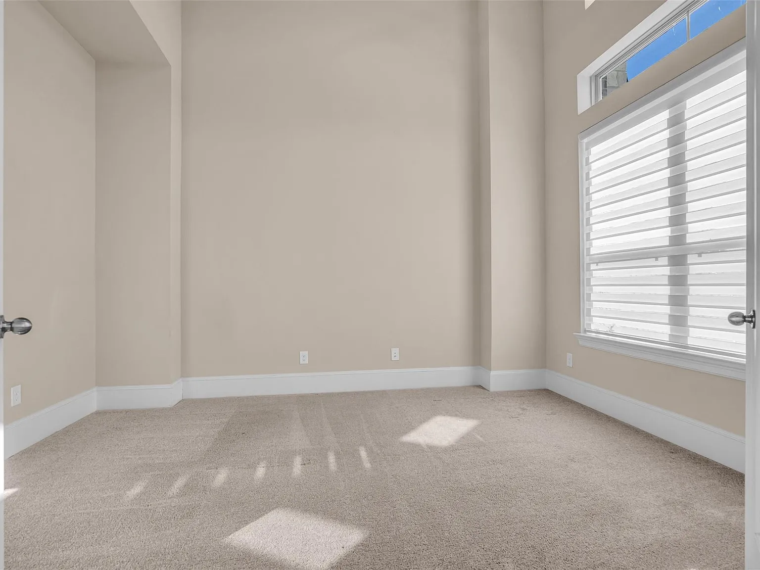4 bed, 5.0 bath, 3841 sqft, $4,750 — Photo 2