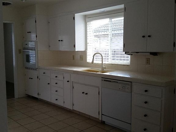 4th image of 2046 Edgewood Dr