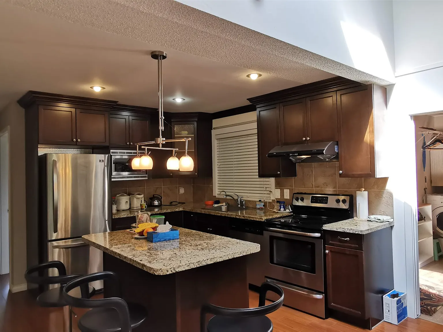 5 bed, 2500 sqft, $4,200 — Photo 1