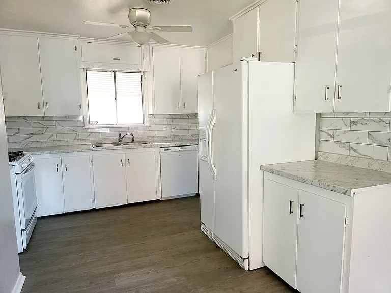 3120 N Hartford Pl — Photo 2