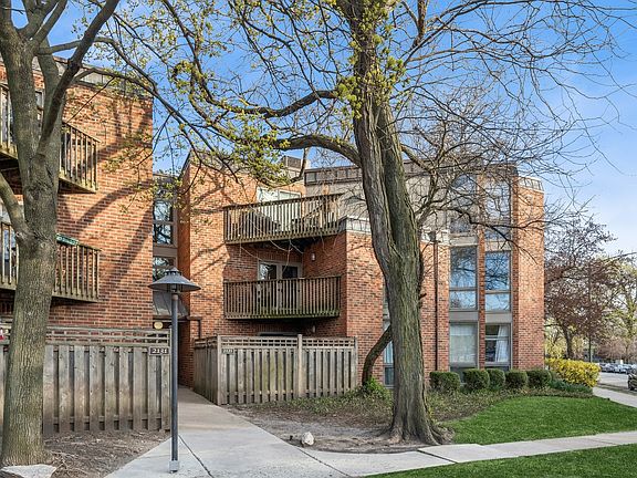 2nd image of 2131 N Larrabee St #207