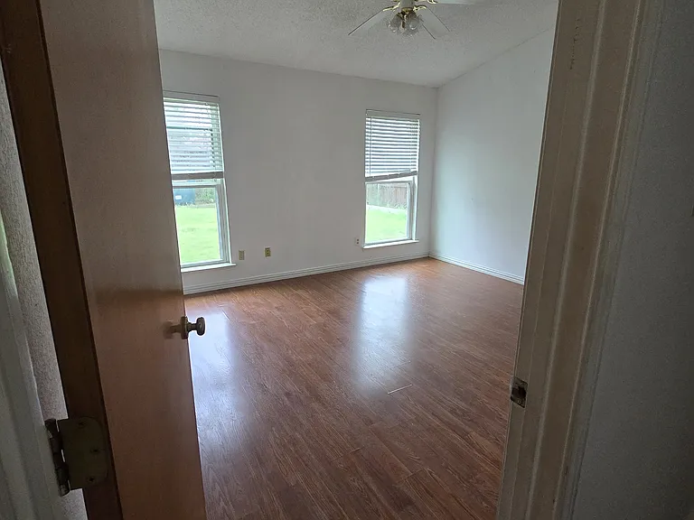 301 Colony Dr — Photo 12