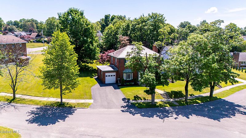 3rd image of 5 Coolidge Road