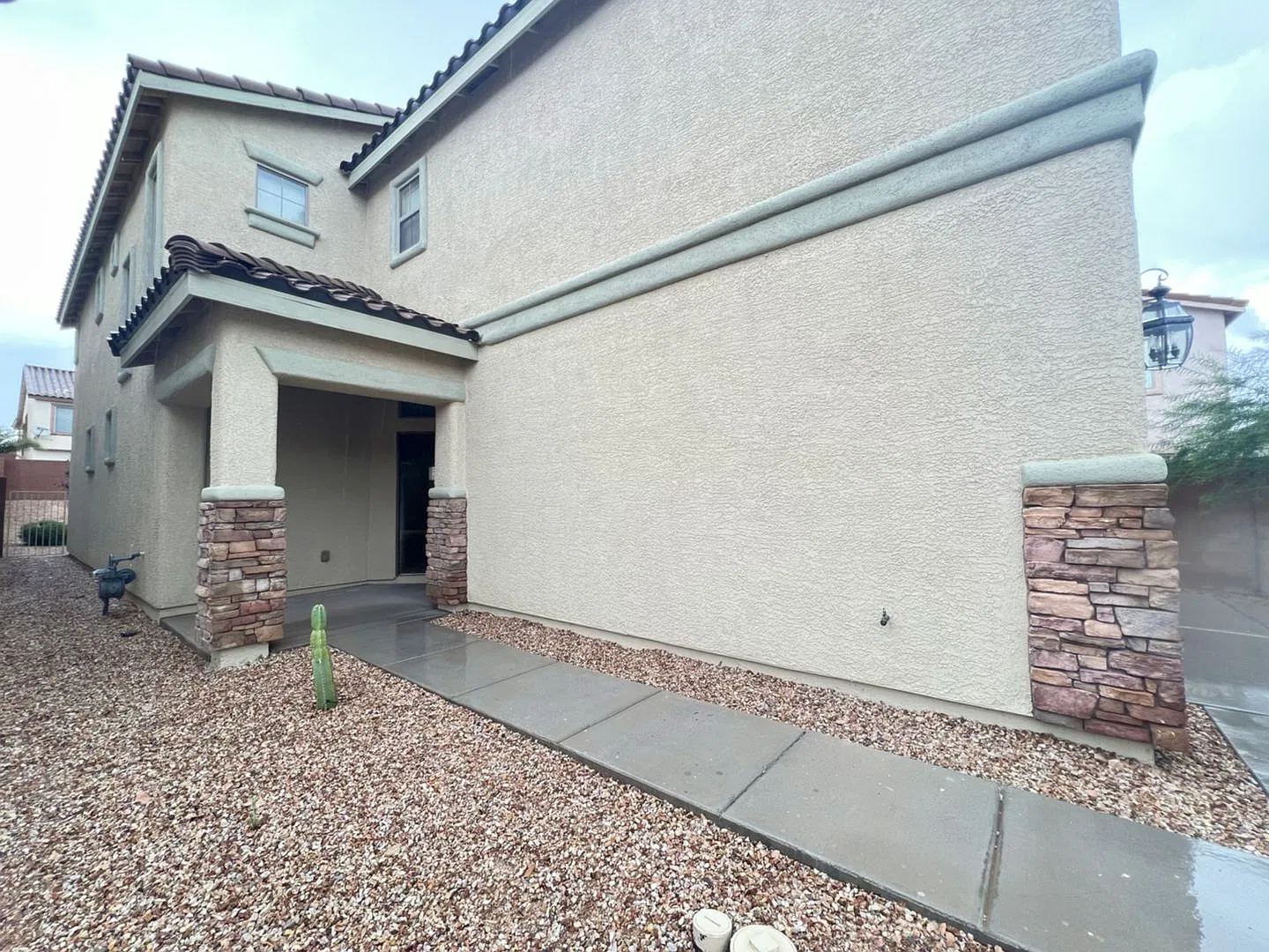 12' High Vaulted Ceiling, 3 BR 2.5 BA with Upstairs Loft — Photo 3