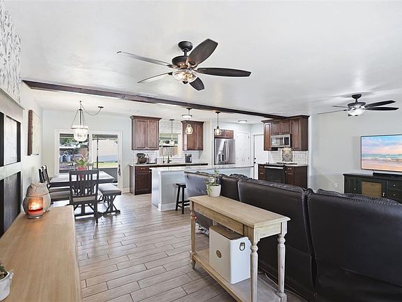 3rd image of 135 Caracas Rd