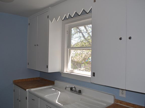 3rd image of 2318 Gilmore St #B