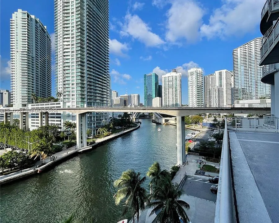 690 SW 1st Ct